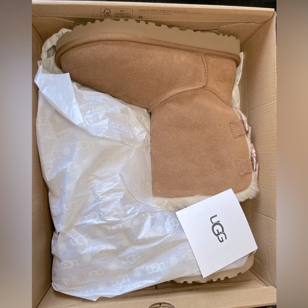 UGG Bailey Bow Abstract Splatter
Chestnut Boots